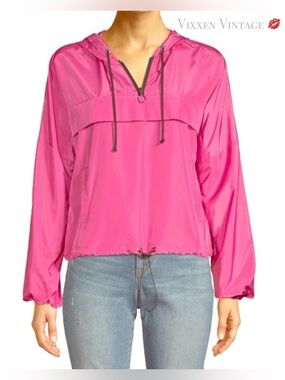 NO BOUNDARIES CROPPED QUARTER-ZIP HOODED WINDBREAKER JACKET IN HOT PINK